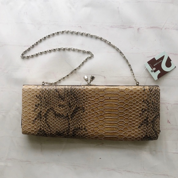 Forever 21 Handbags - 💐 5/$25!💐[Forever 21] NWT snakeskin clutch purse